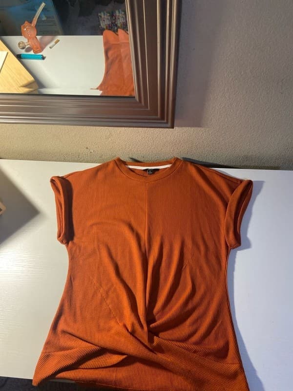 Shall We Ribbed Cap Sleeve Twist Hem Top in Rust Orange Size Medium