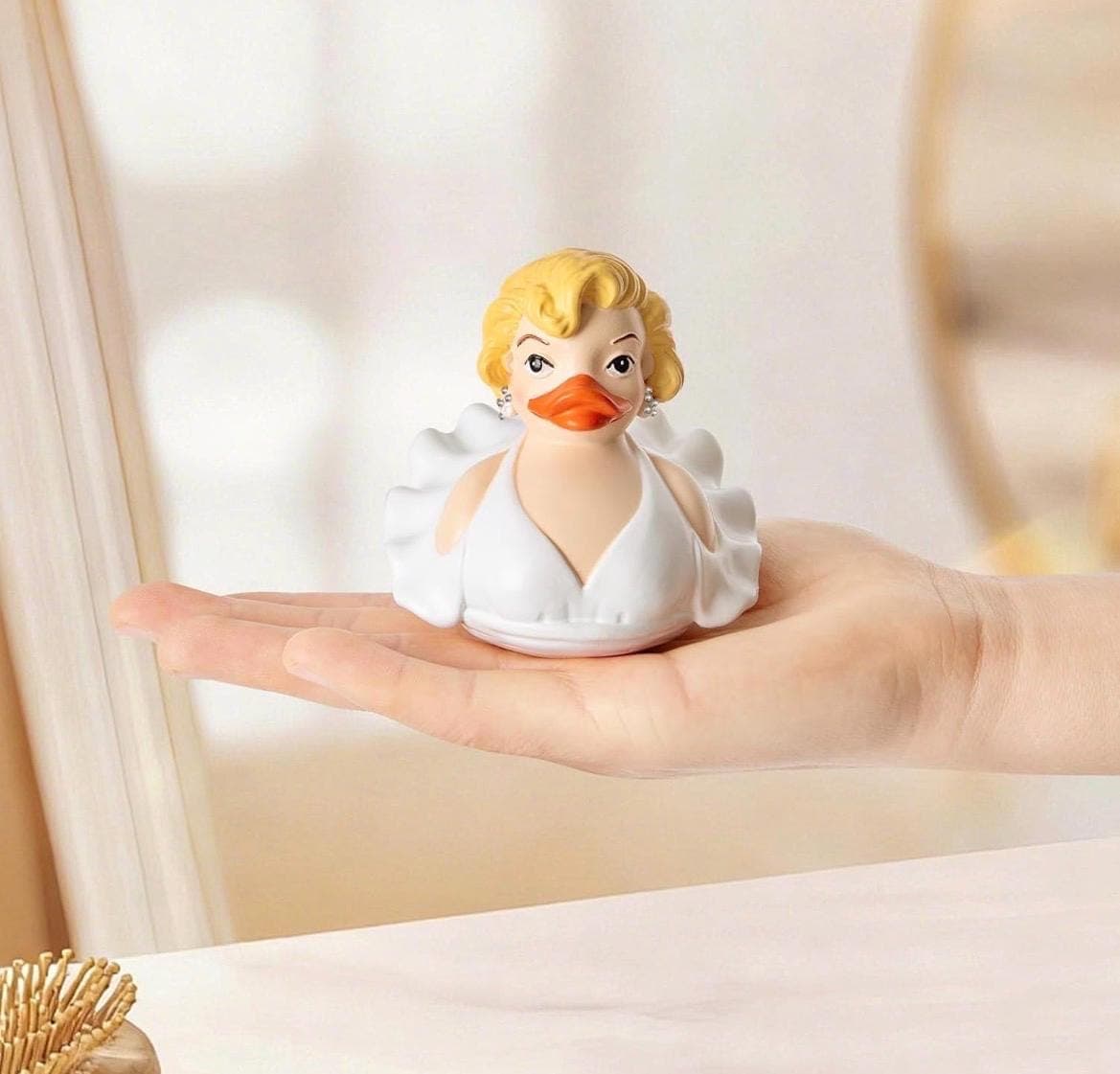 Marilyn Monroe Duck Figurine, White Dress, Blonde Hair, Pearl Earrings, Collectible Resin Toy - Thumbnail 4