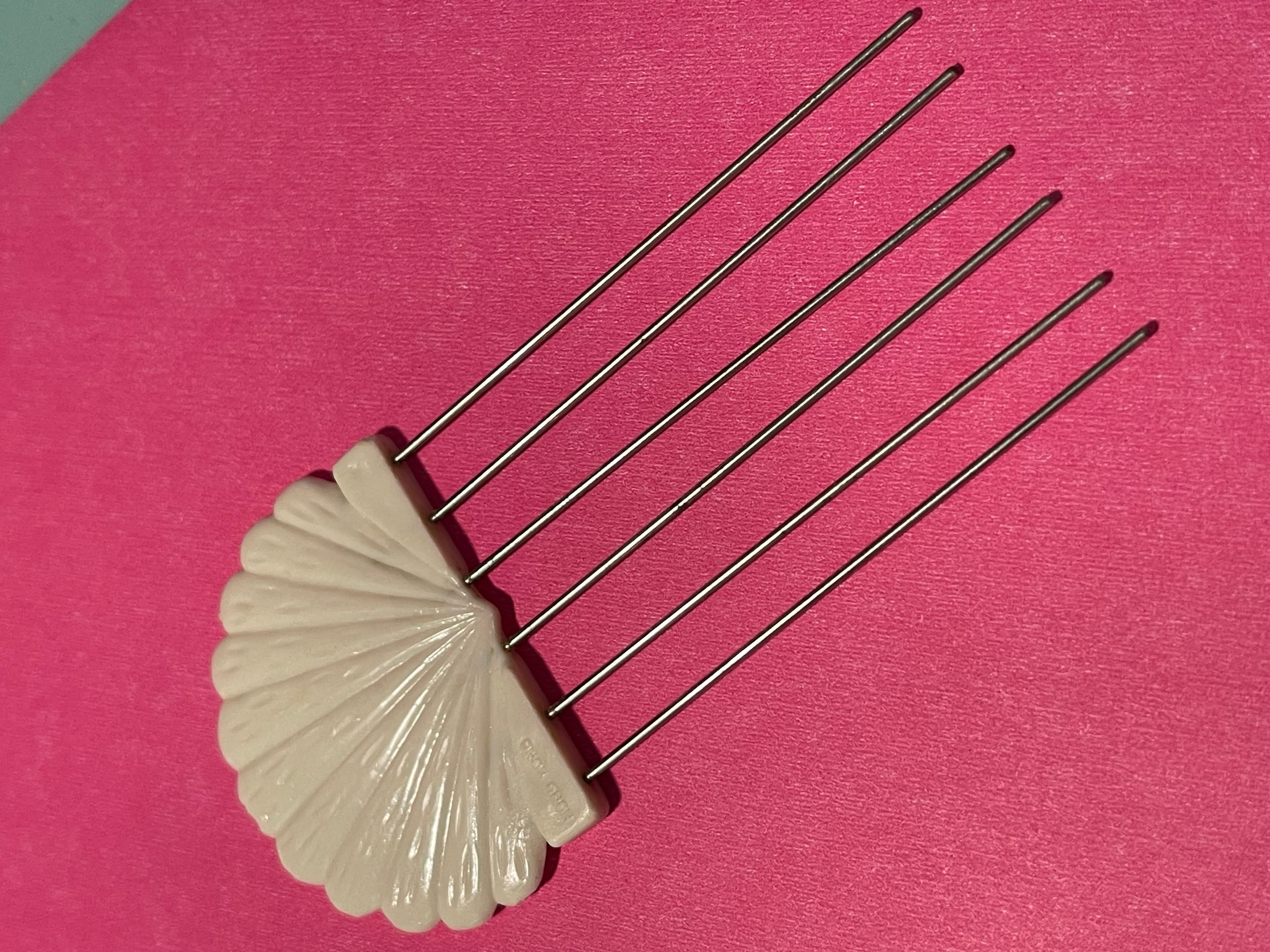 Vintage Mid Century Clamshell-Shaped Hair Pin - Image 1