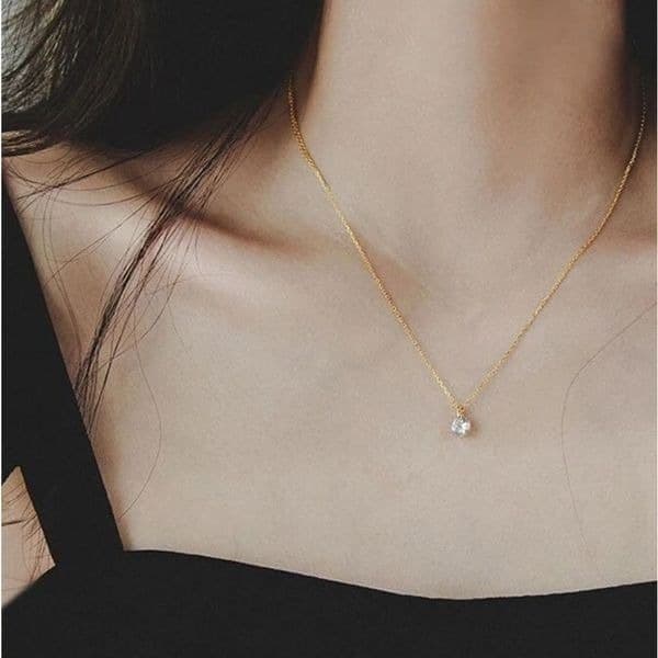 The Dainty Solitaire pendant necklace in gold - Thumbnail 4