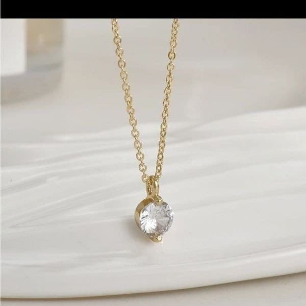 The Dainty Solitaire pendant necklace in gold - Thumbnail 2