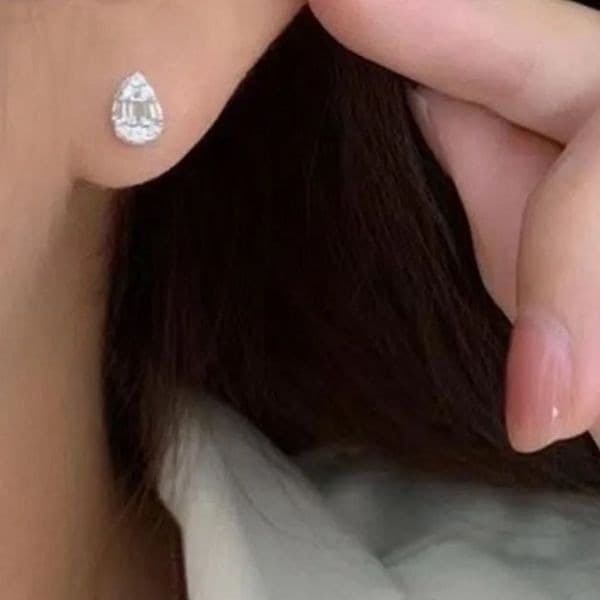 The Tiny Teardrop Stud earrings in 925 and brilliant cubic zirconia - Thumbnail 4