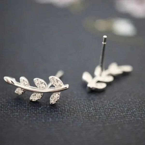 The Mini Leaf dainty stud earrings in cubic zirconia and 925 - Thumbnail 5
