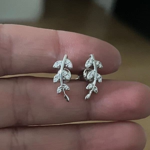 The Mini Leaf dainty stud earrings in cubic zirconia and 925 - Thumbnail 8