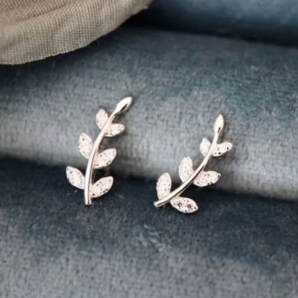 The Mini Leaf dainty stud earrings in cubic zirconia and 925 - Thumbnail 4