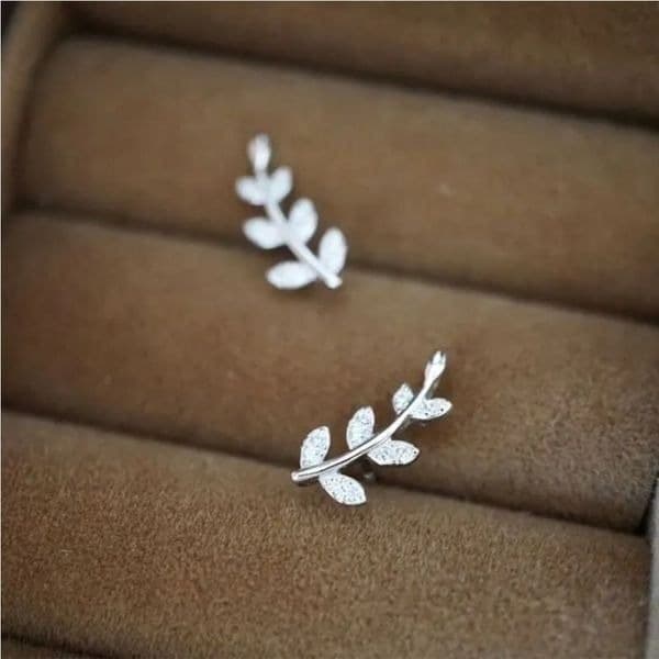 The Mini Leaf dainty stud earrings in cubic zirconia and 925 - Thumbnail 6