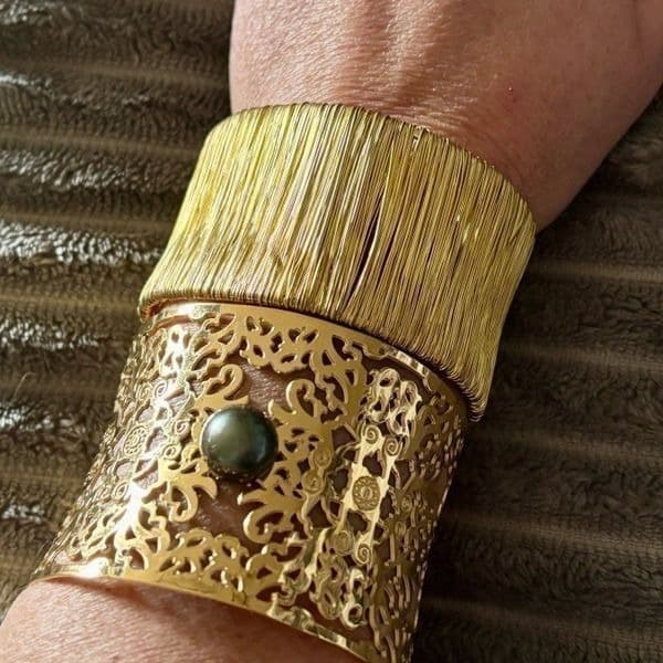 The Vintage Twin Oversized Statement bangle bracelet in gold tone - Thumbnail 5