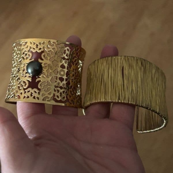 The Vintage Twin Oversized Statement bangle bracelet in gold tone - Thumbnail 6