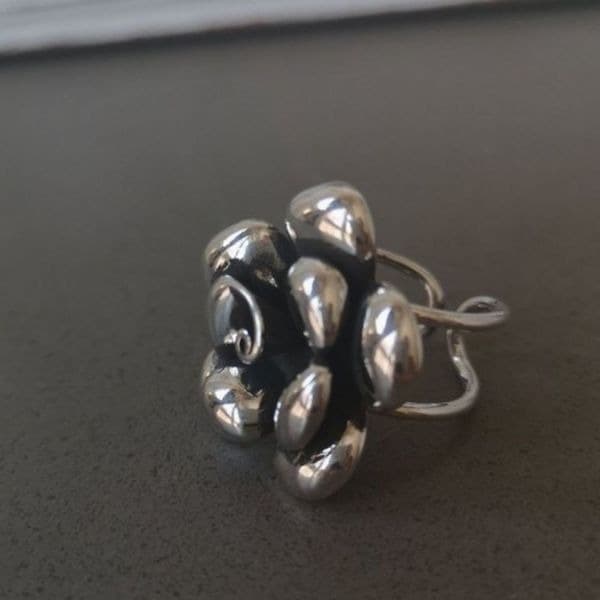 The Oversized antiqued flower statement ring in 925 - Thumbnail 4