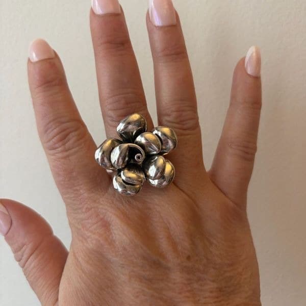 The Oversized antiqued flower statement ring in 925 - Image 1