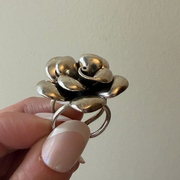 The Oversized antiqued flower statement ring in 925 - Thumbnail 8