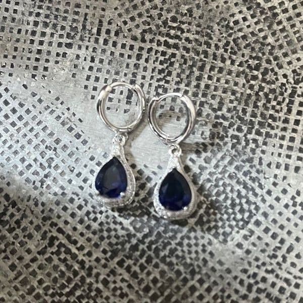 The Heirloom Blue Drop earring 925 and sapphire - Thumbnail 2