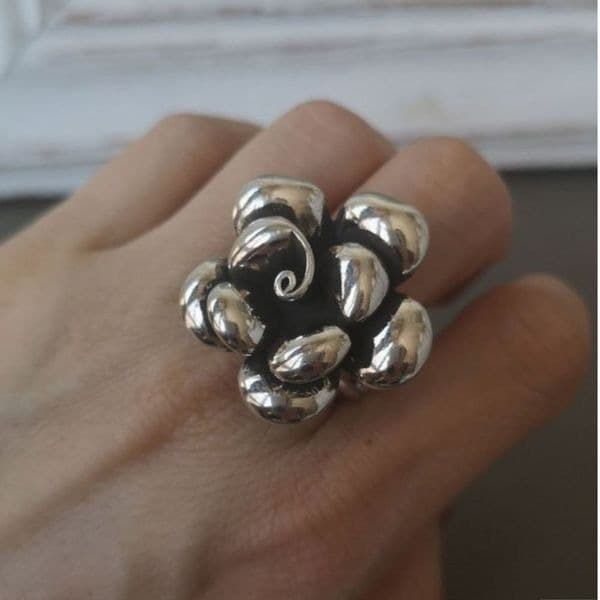 The Oversized antiqued flower statement ring in 925 - Thumbnail 2