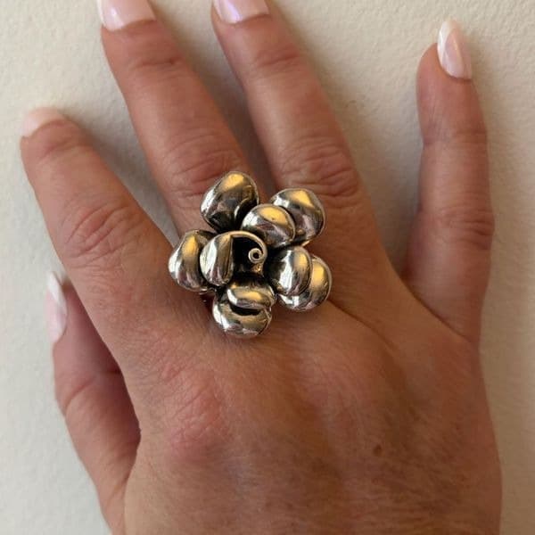 The Oversized antiqued flower statement ring in 925 - Thumbnail 9