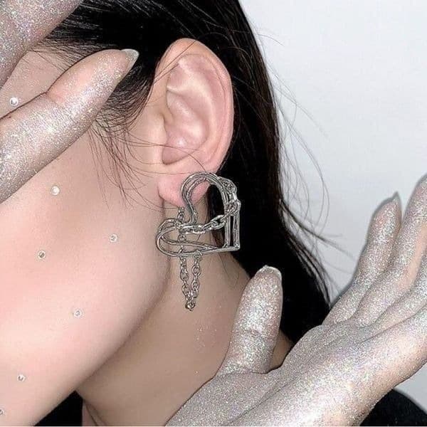The Chain My Heart earrings with chain attached posts in 925 silver. - Thumbnail 3