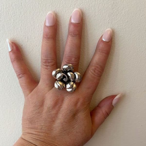 The Oversized antiqued flower statement ring in 925 - Thumbnail 3