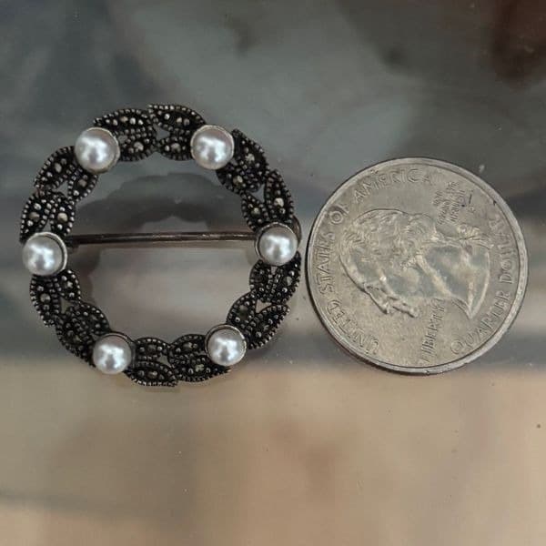 Round Vintage Antiqued Silver 925 brooch with pearl accents - Thumbnail 6