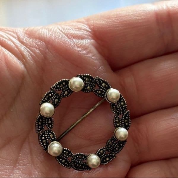 Round Vintage Antiqued Silver 925 brooch with pearl accents - Thumbnail 2