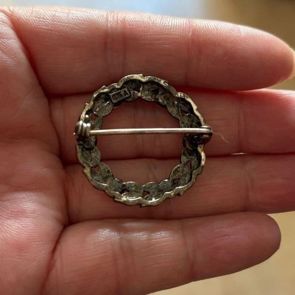 Round Vintage Antiqued Silver 925 brooch with pearl accents - Thumbnail 3
