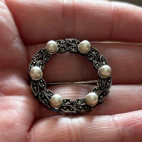 Round Vintage Antiqued Silver 925 brooch with pearl accents - Image 1