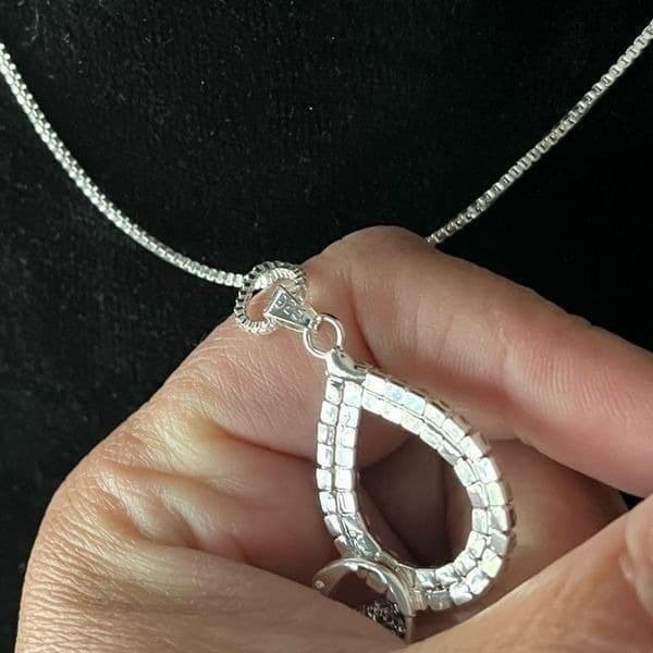 The Rhinestone Statement Pendant Necklace and drop earrings in 925 silver - Thumbnail 5