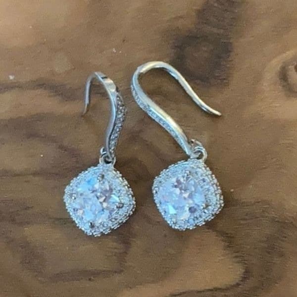 The Drop Dead Gorgeous Dangle Earring in white sapphire and 925 - Thumbnail 5