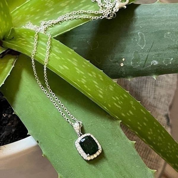 The Emerald Stunner Pendant Necklace in 925 silver - Thumbnail 3