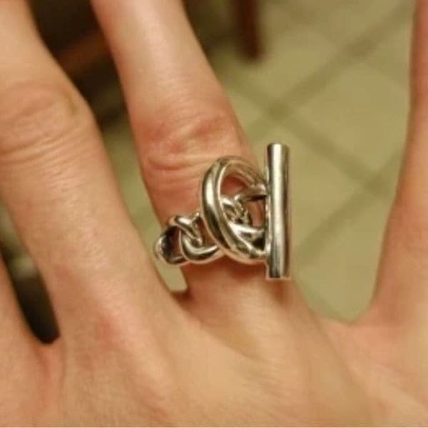 The Toggle Oversized Statement Ring in 925 silver - Thumbnail 4
