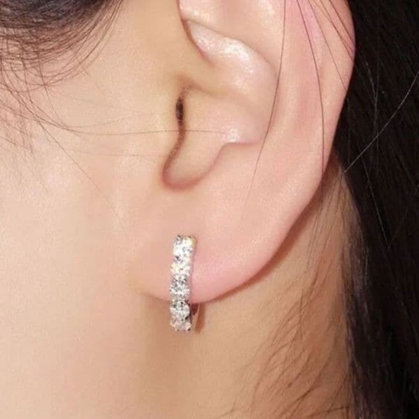 The Timeless Classic Brilliant mini hoop earrings in silver - Thumbnail 6