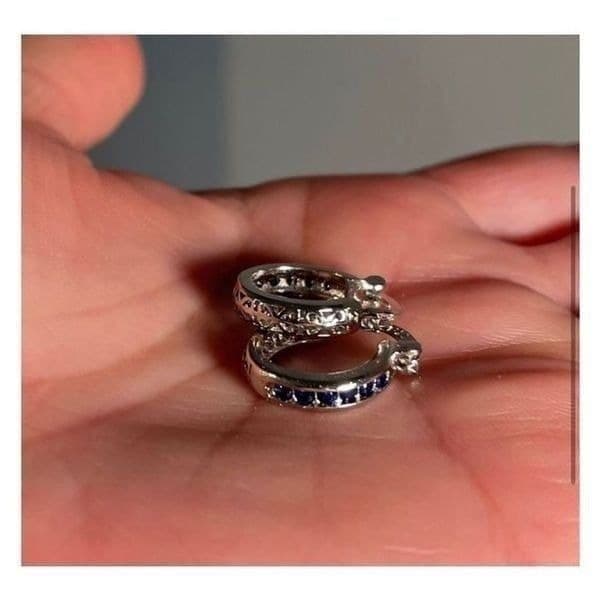 The Prize Earring in Blue Hoop, huggie in 925 & sapphire - Thumbnail 4