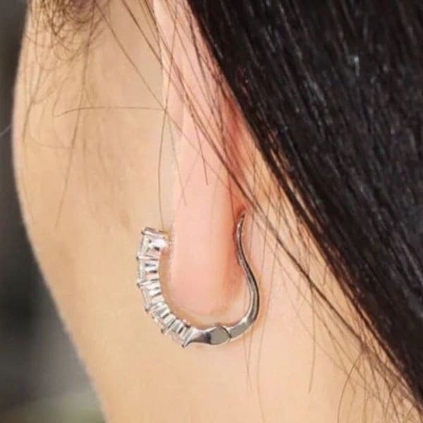 The Timeless Classic Brilliant mini hoop earrings in silver - Thumbnail 4