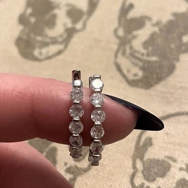 The Edie 925 Silver Hoop Earrings w White Sapphire - Thumbnail 9