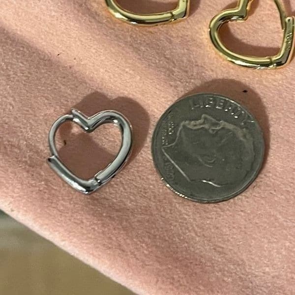 The Dainty Heart Huggie mini hoop earrings in 925 silver - Thumbnail 4