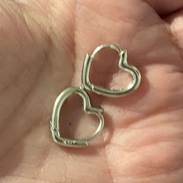 The Dainty Heart Huggie mini hoop earrings in 925 silver - Thumbnail 2