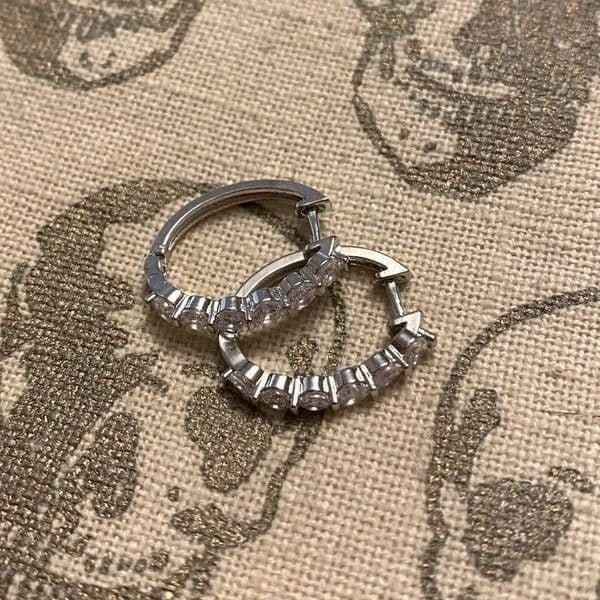 The Edie 925 Silver Hoop Earrings w White Sapphire - Thumbnail 6