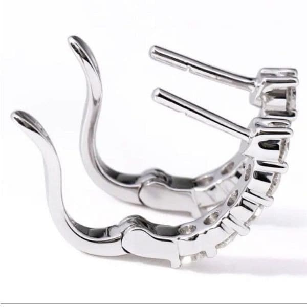 The Timeless Classic Brilliant mini hoop earrings in silver - Thumbnail 3