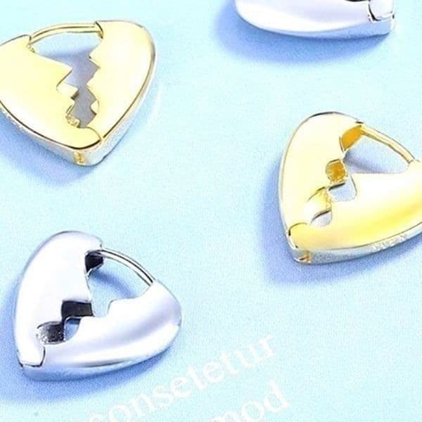 The Heart Chakra huggie earrings in silver - Thumbnail 3