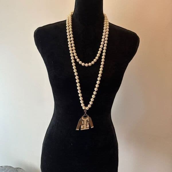 Vintage 29 inch pearls with a charm. - Thumbnail 5