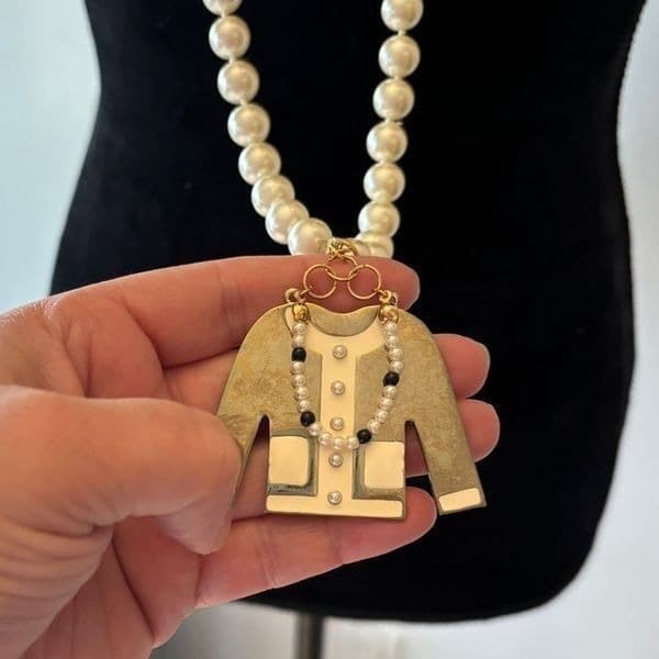 Vintage 29 inch pearls with a charm. - Thumbnail 4