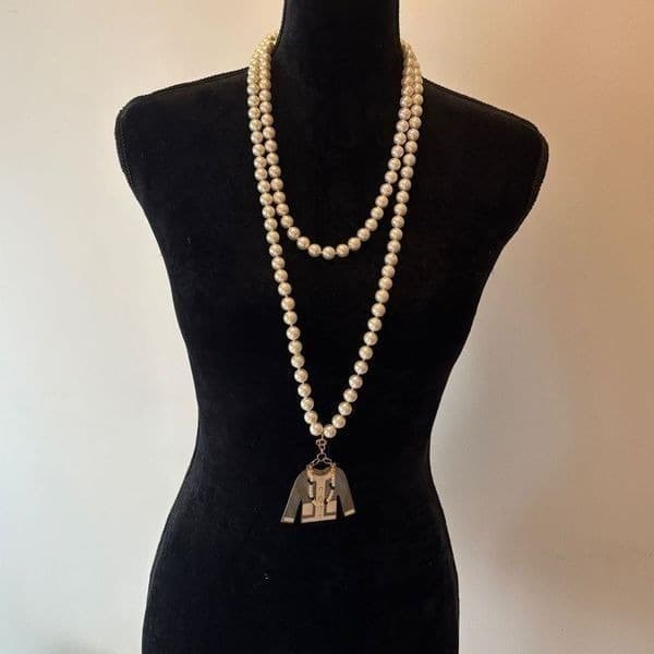 Vintage 29 inch pearls with a charm. - Thumbnail 2