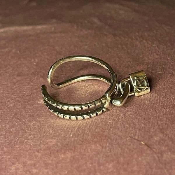 The Zip Me Up Ring with zipper detail in 925 silver - Thumbnail 8