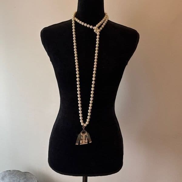 Vintage 29 inch pearls with a charm. - Image 1