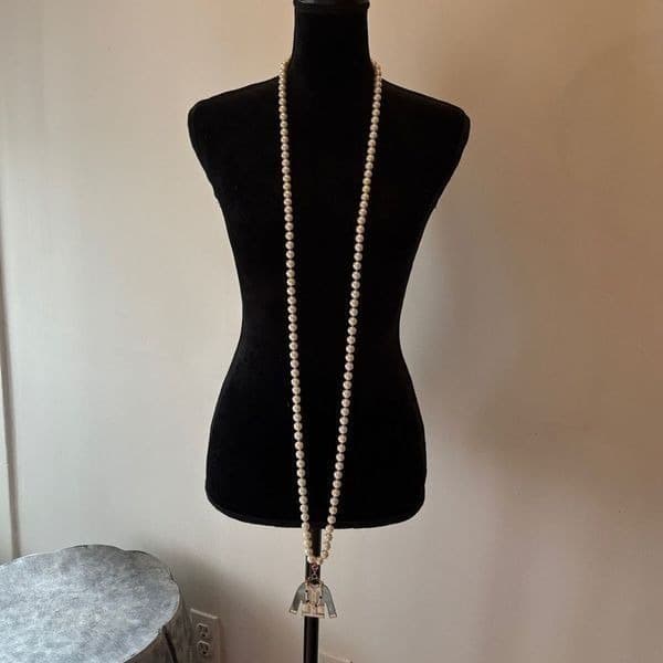 Vintage 29 inch pearls with a charm. - Thumbnail 3