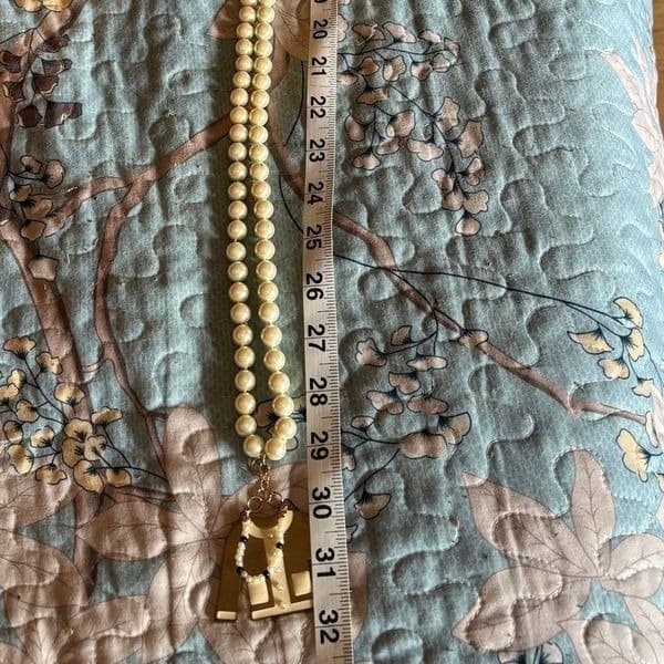 Vintage 29 inch pearls with a charm. - Thumbnail 6