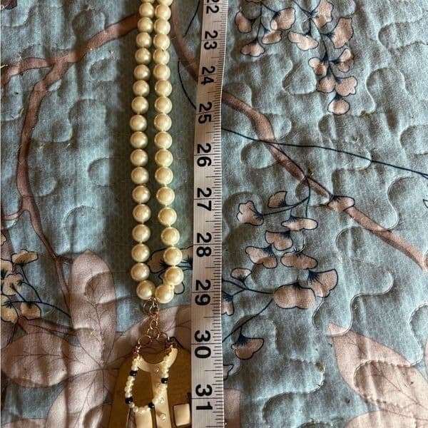 Vintage 29 inch pearls with a charm. - Thumbnail 7