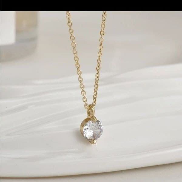 The Dainty Solitaire pendant necklace in gold - Thumbnail 2