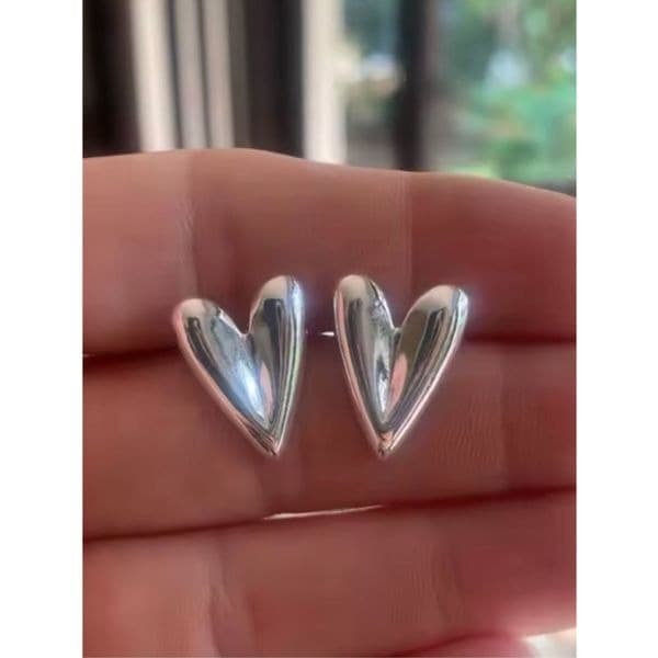 The Oversized Heart Earrings - Thumbnail 4