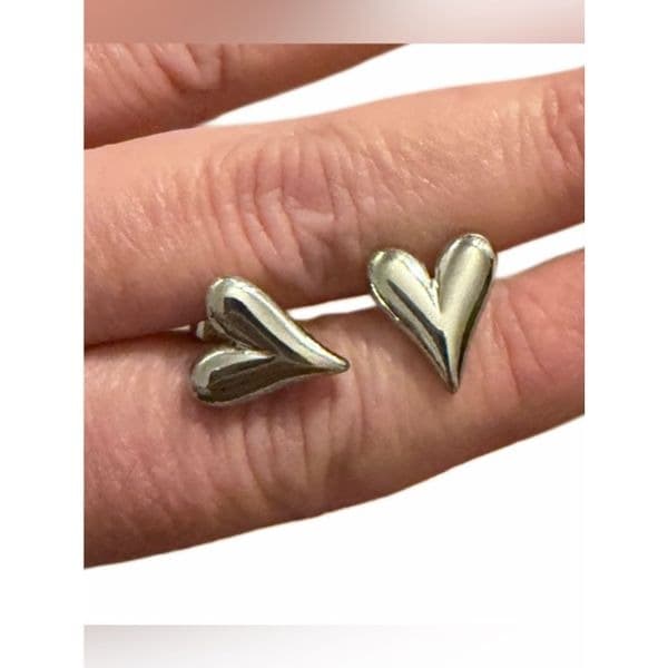 The Oversized Heart Earrings - Thumbnail 6
