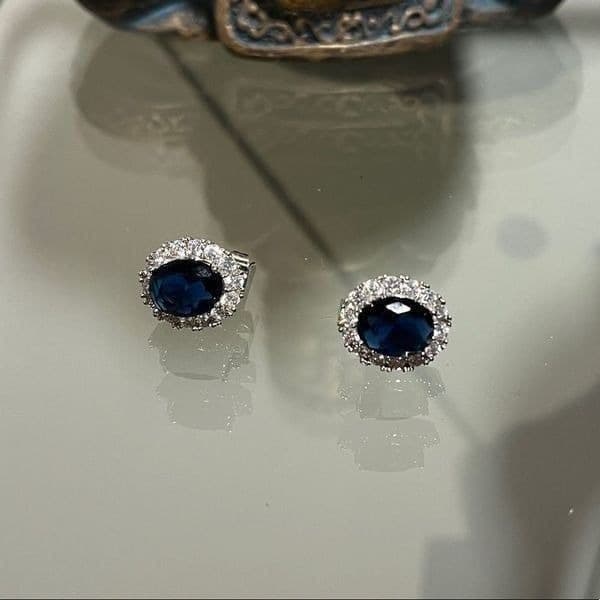 The Spencer Earring’s in white and blue Sapphire - Thumbnail 5