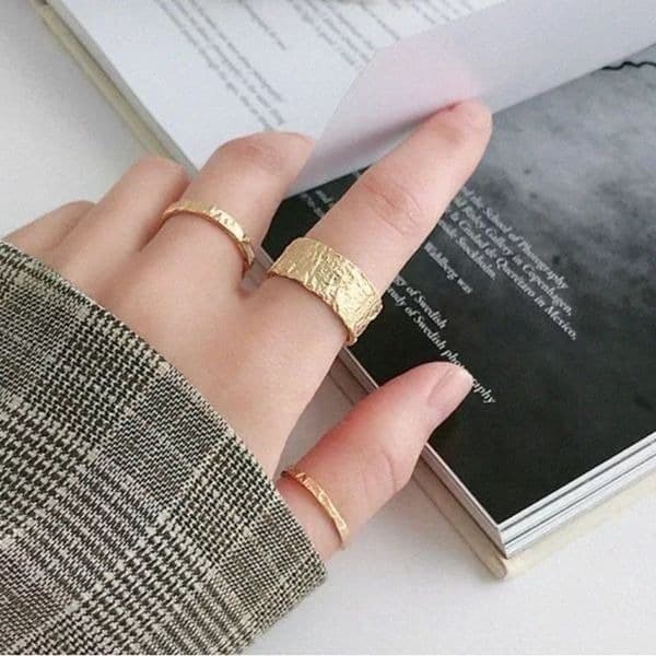The Texture Band Ring in gold - Image 1